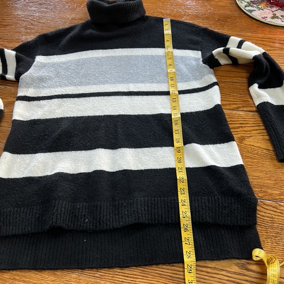 Talbots black/gray/winter white turtleneck sweater.  Size Large. Hi-lo hemline. - Picture 6 of 12